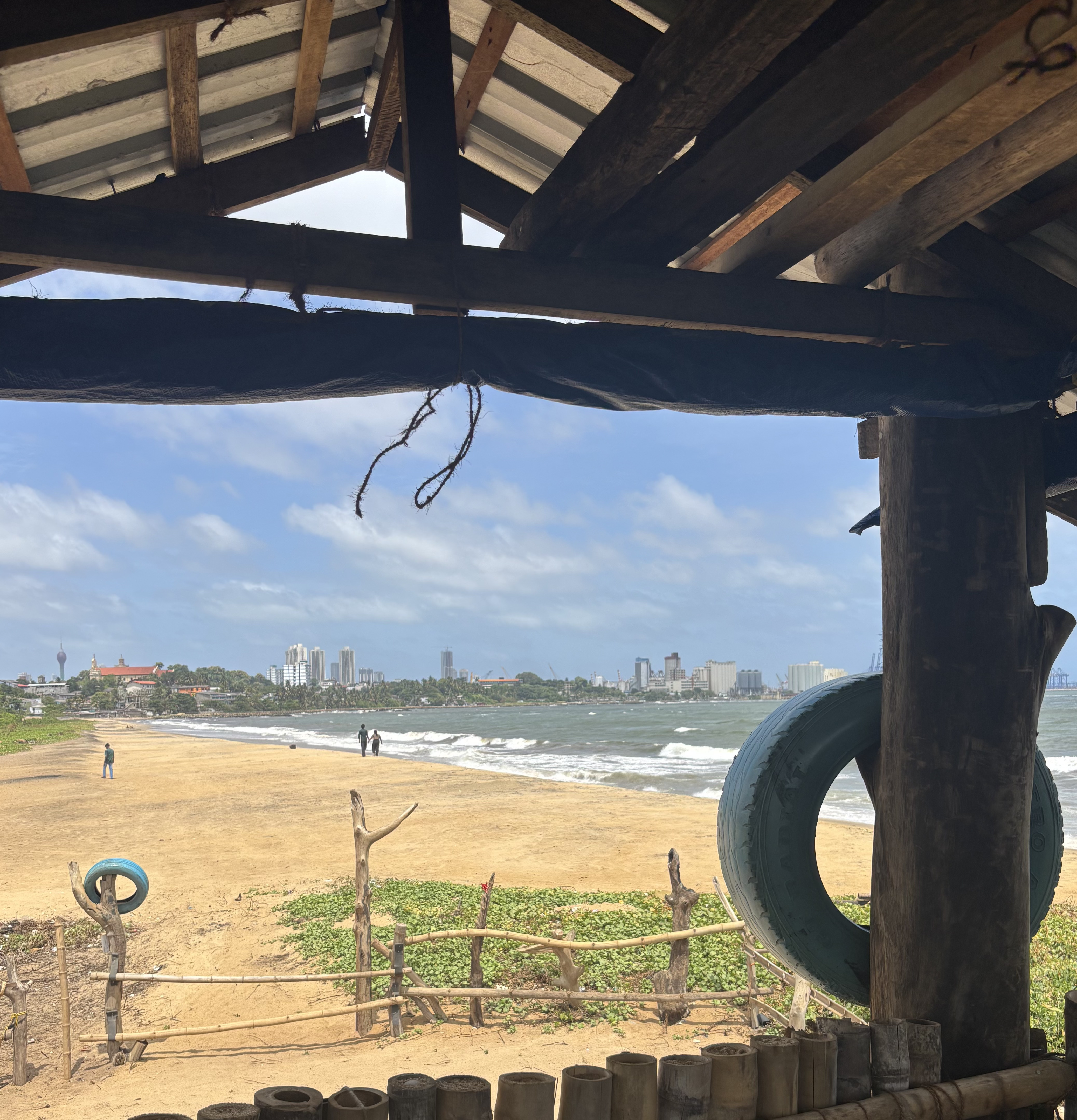 කොළඹ නගර දර්ශනය සමඟ වෙරළේ දසුනක්
